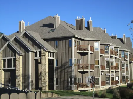 Studio 1321 at Longhollow Point Inn