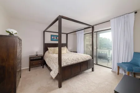 Cozy condo with tennis courts, pool, and close to the Rivers and Schlitterbahn.