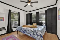 Fun & Funky #2 centrally located in Memphis! Hotels near Memphis Sound Lab