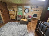 Cozy cabin close to white water rafting, ziplining, hiking & Harrah's casino.