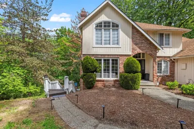 Modern & Stylish Bellevue Basement Suite - Spacious & Cozy Stay Urban Oasis Hotels near Cougar Mountain Regional Wildland Park