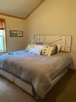 Cozy Creekside Cabin