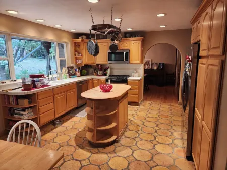 Large House in Pullman, Go Cougs!