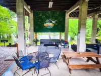 Camp Manatee - Riverfront Cabin, Stunning Views, Pet-Friendly, Hot tub + Kayaks!