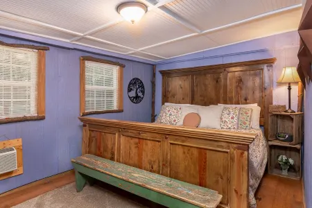 The Tree House, Vintage Mountain Retreat