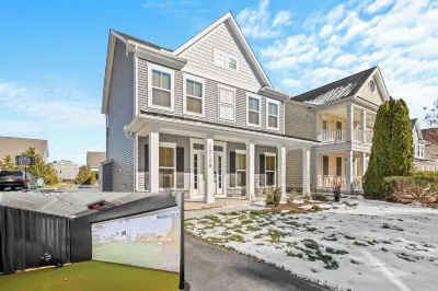 Spacious 5-bedroom house with Golf simulator in Berlin Explore OC附近的飯店