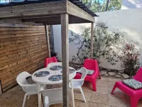 House with sea view, 20 steps from the beach