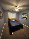 Quiet neighborhood/2 car garage/fire pit/backyard privacy fence/PET FRIENDLY