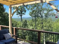 Great Location, Beautiful Mountain and Sunset Views, Hot Tub and Shuffleboard. Hotels in Fairview