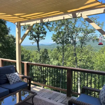 Great Location, Beautiful Mountain and Sunset Views, Hot Tub and Shuffleboard.