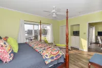 Lake Martin Retreat – Stunning Views, Heated Pool & Private Beach - Homestays