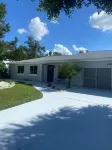 Salty Shell Villa 5 star rated minutes to Warm Mineral Springs and area beaches!