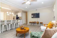 Boho Retreat that sleeps 10, 3bd 2bath centrally located to Ft. Moore and CSU