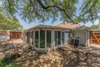 Private Hot Tub, Stone Floors, Tall Fenced Yard, Fire Pit, & BBQ Grill Hotel in zona Grand Prairie Premium Outlets