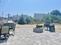 Cozy Costal Cottage ~ Prime Location ~ Just Seconds from Hills Beach!