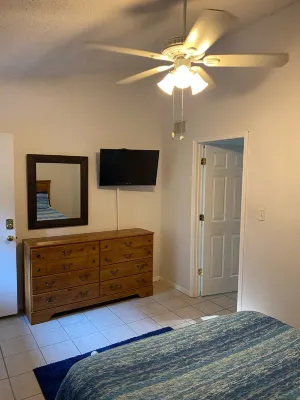 Top Floor, One Bedroom Condo on the Lake!  Perfect for a Couples Weekend. - 3-نجوم
