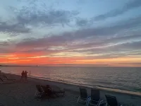QUAINT 2BR LAKE COTTAGE 1 MINUTE WALK TO JET EXPRESS AND RESTAURANTS - 2-Star