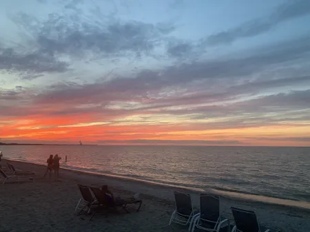 QUAINT 2BR LAKE COTTAGE 1 MINUTE WALK TO JET EXPRESS AND RESTAURANTS