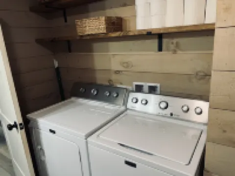 Peaceful Cozy Cabin 10 minutes from Historic downtown Madison