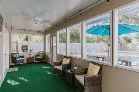 Shadowlawn: Spacious four bedroom - three bath w/ pool in golf cart district!! Отели рядом с достопримечательностью «Шелл»