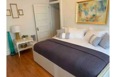 SERENITY IN THE CITY - 5 BR College Ave by F & M Hotels near Pennsylvania College of Art & Design