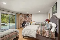 Big Oso Cabin: Views, Private Hot Tub & Backyard Putting Green