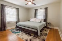 Bourbon Royale, Home of Two Kings; putting green, downtown, free coffee & snacks