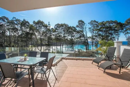 Batemans Bay’s Beach Holiday apartment 200 mts to Denhams and Surf Beach.