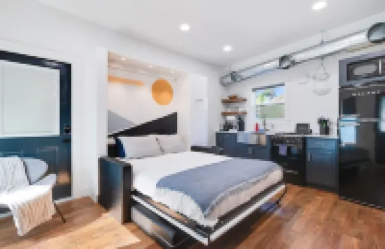 Cozy Modern Studio - Free Parking with Washer & Dryer Perfect for 1 or 2 People!