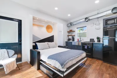 NEW Modern studio with Murphy bed & free parking!