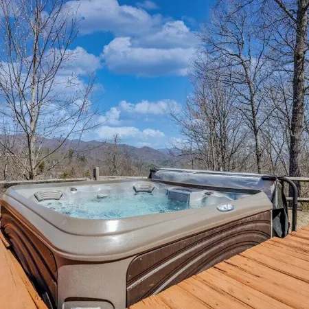 Quiet Mountain-Top Cabin, Gorgeous Views of Great Smoky Mountains with Hot Tub