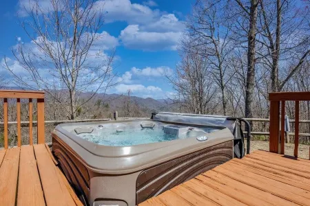 Quiet Mountain-Top Cabin with Stunning Views of Great Smoky Park w/ Hot Tub