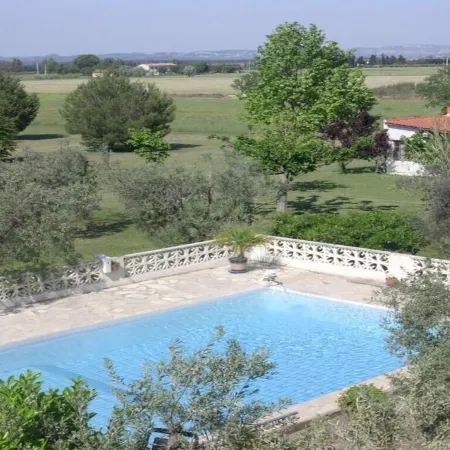 Holiday flat of the size of 45 m² on a large estate with pool close to Arles