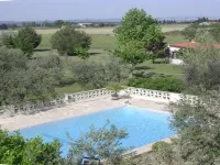 Holiday flat of the size of 45 m² on a large estate with pool close to Arles