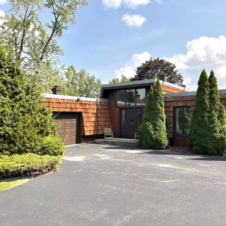 Step into the Past: Stylish 1970s Mid-Century VRBO for a Vintage Getaway!