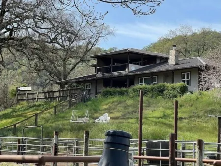 Gather- beautiful ranch rented as full home Отели рядом с достопримечательностью «Сарацина Вайнярдс»