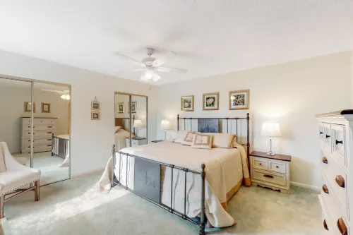 Charming 2 BR Condo - Convenient location - Close to beach - Community pool - WD