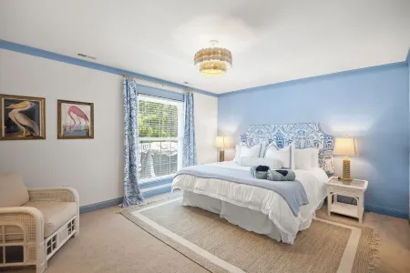 Waterfront. Private Dock for Boat. Pet-friendly. 10 mins to Downtown Oriental.