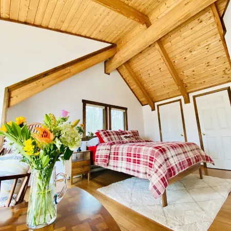 Cozy Creekview Cabin - Berkeley Springs, WV