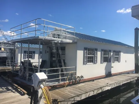 Fun houseboat. Walk to Boston attractions WIFI