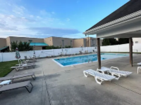 Come Relax in our Peaceful 3 Bedroom Twinhome just 3 miles from Beach! ミルビルのホテル