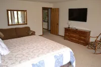 Riverfront, golf course retreat with pool!