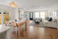 Coastal chic - minutes to beach, shopping, dining