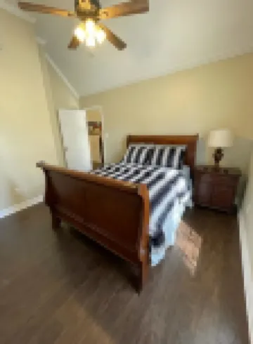 Beautiful fully furnished lakefront house