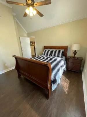 Beautiful fully furnished lakefront house