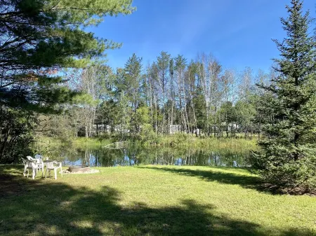 Year round cozy cabin on Trout haven Pond, close to trails & Lake St. Helen