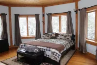 Windham castle with a view & minutes to skiing!