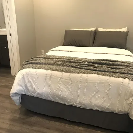 Stylish & Central Townhome-Perfect for Groups!