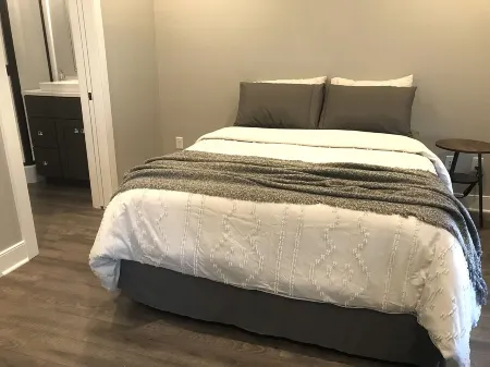 Stylish & Central Townhome-Perfect for Groups!