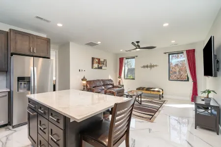 All New spacious cozy in-law suite 1BD minutes to highway 485 & 74 Отели рядом с достопримечательностью «Парк Перзер-Халси»